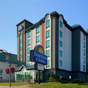Days By Wyndham Centre St By The Falls Отель